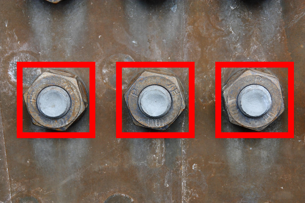 Erkennung von 3 Muttern auf einem rostigen Hintergrund